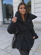 Manteau court en coton uni à lacets pour femme, col à revers, manches longues, chaud, poches, coupe ample, idéal pour l'hiver et les déplacements urbains.