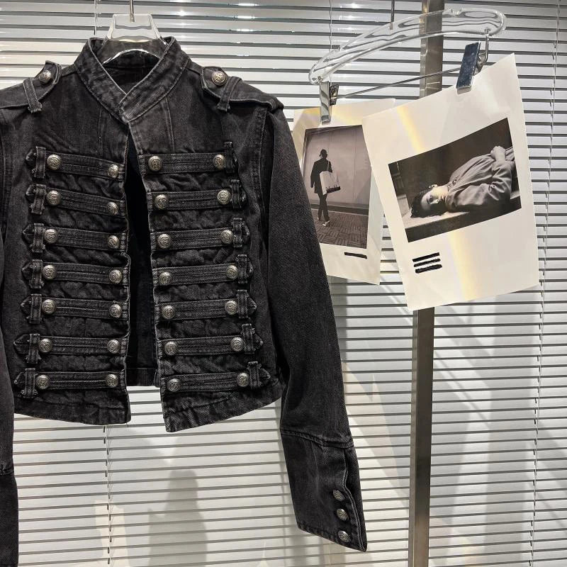 Vestes en jean noir style punk à col montant, style motard délavé vintage, collection automne 2025, manches longues et amples.